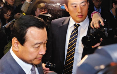 14日,韩国国务总理李完九出席国务会议。李完九就本身卷入腐烂案表示报歉,但拒绝告退。 14日,韩国国务总理李完九出席国务会议。李完九就本身卷入腐烂案表示报歉,但拒绝告退。