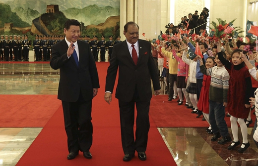 2014年2月19日,国度主席习近平在北京人平易近除夜会堂同巴基斯坦总统侯赛因举办会谈。这是会谈前,习近平在人平易近除夜会堂北除夜厅为侯赛因举办迎接典礼。新华社记者 庞兴雷 摄