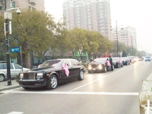 豪华婚礼车队。(网友供图) 豪华婚礼车队。(网友供图)