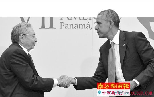 4月11日,在巴拿马首都巴拿马城,美国总统奥巴马(右)和古巴引导人劳尔·卡斯特罗会晤时握手。新华社 4月11日,在巴拿马首都巴拿马城,美国总统奥巴马(右)和古巴引导人劳尔·卡斯特罗会晤时握手。新华社