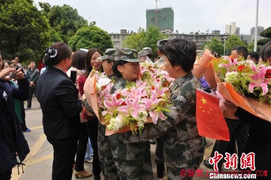 成都军区昆明总病院援非抗埃医疗队队员与儿子久别重逢 阮建波 摄